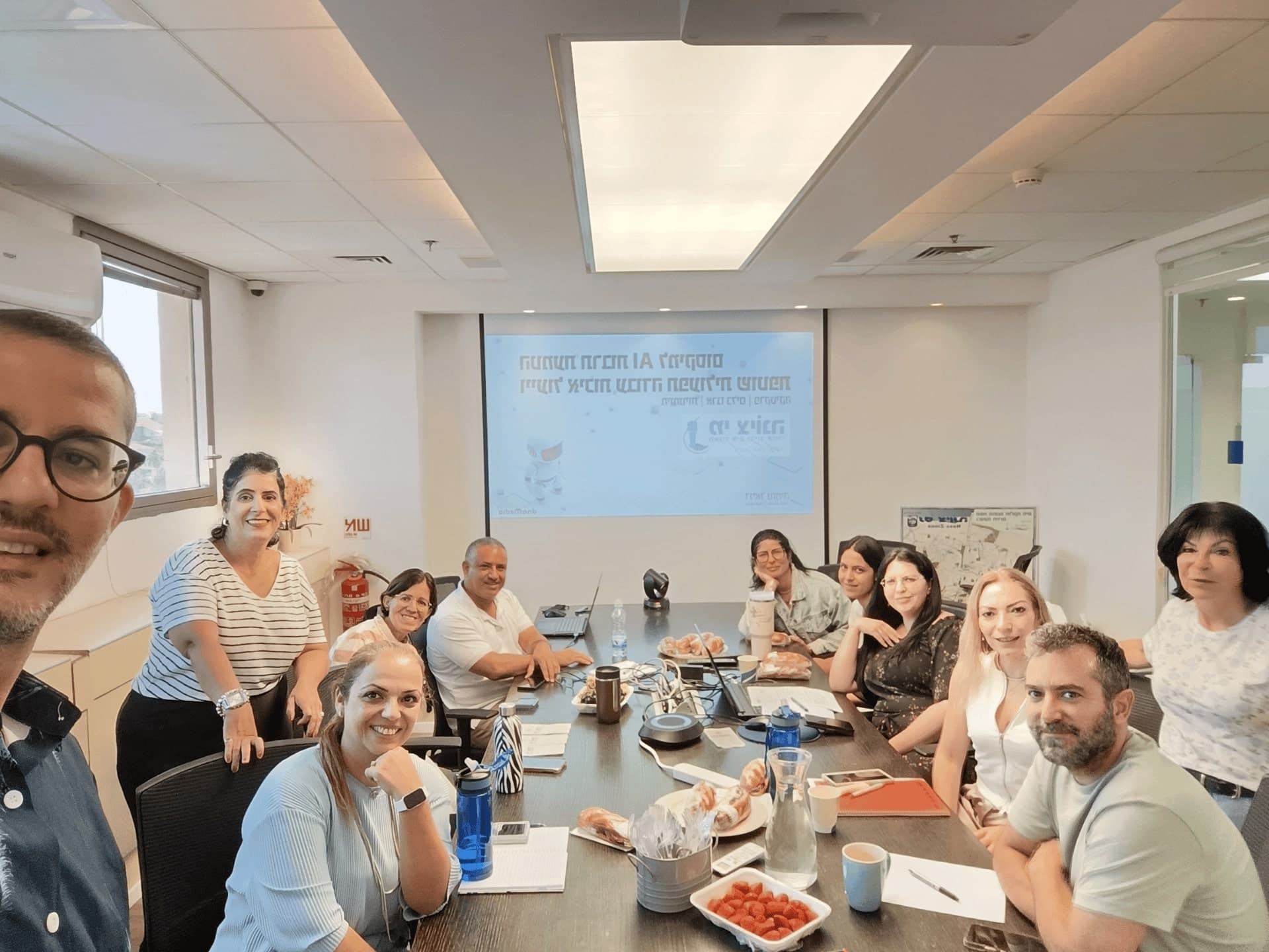 צוות ארגוני בסדנת ChatGPT וכלי AI מעשית עם דניאל נחמיה ובני פרבר